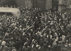 Landeskirchliches Archiv, Bildersammlung Nr. 3071 Bischof Wurm wid von 400 Studenten beim Verlassen der Leonhardsk
