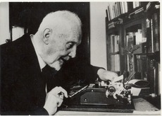 Theophil Wurm (1868-1953) an seiner Schreibmaschine
