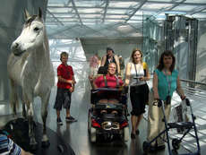 Eine Gruppe der Karlshöhe Ludwigsburg besucht das Mercedes-Benz 